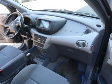 Nissan Almera Tino