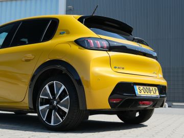 Peugeot E-208